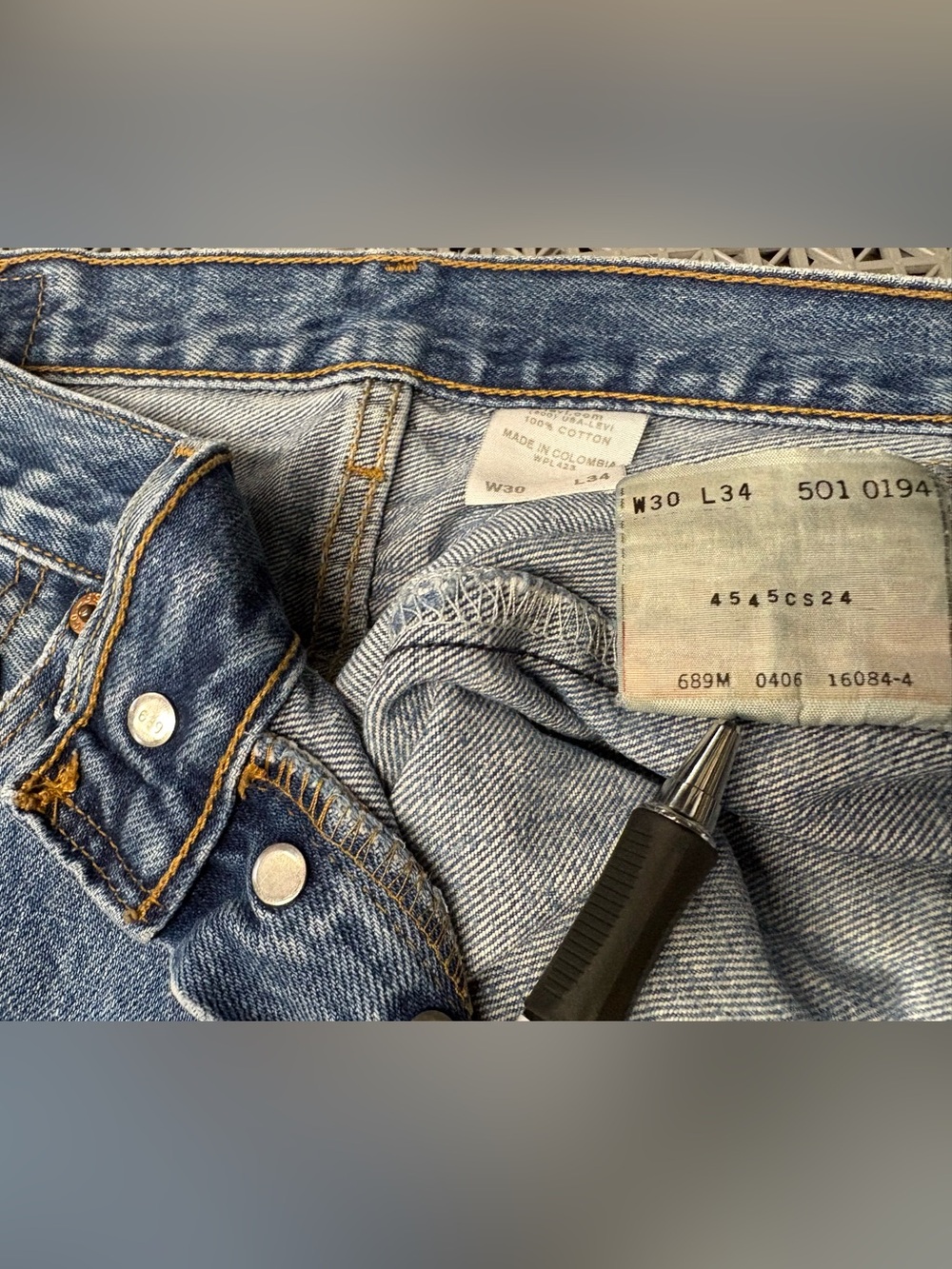Vintage Levi's 501 Medium Wash Button-Fly Blue Jeans - Y2K - Picture 7 of 15
